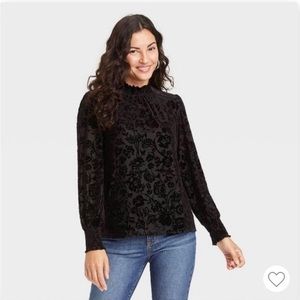 Knox Rose Women’s long sleeve velour turtleneck blouse. Size L. NWOT.